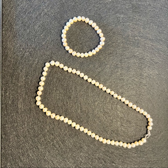 Fresh water pink pearl necklace and bracelet 150$ - Picture 4 of 5